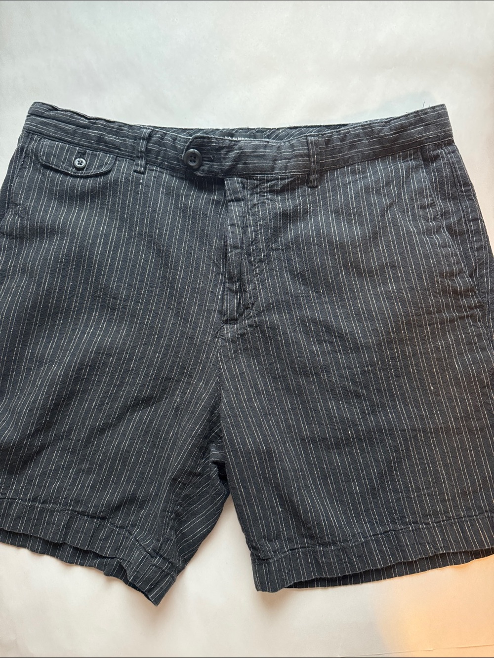 Banana Republic 7’ Linen Blend Mens 34 Shorts Black pinstripe Flat Front preppy